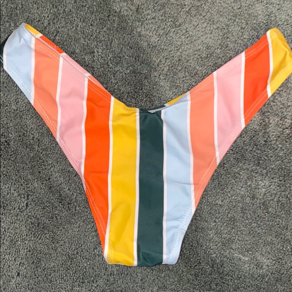 Bikini - Picture 2 of 5